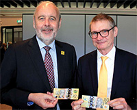 Vision Australia CEO Ron Hooton with Assistant Governor (Business Services) Lindsay Boulton holding a new $50 banknote at a Vision Australia event, October 2018